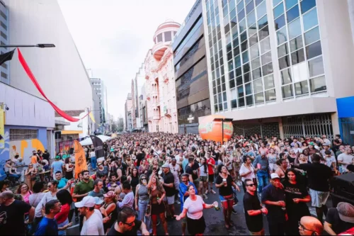 Primeira Oktoberfest de Porto Alegre reuniu grande público no Centro Histórico no Domingo