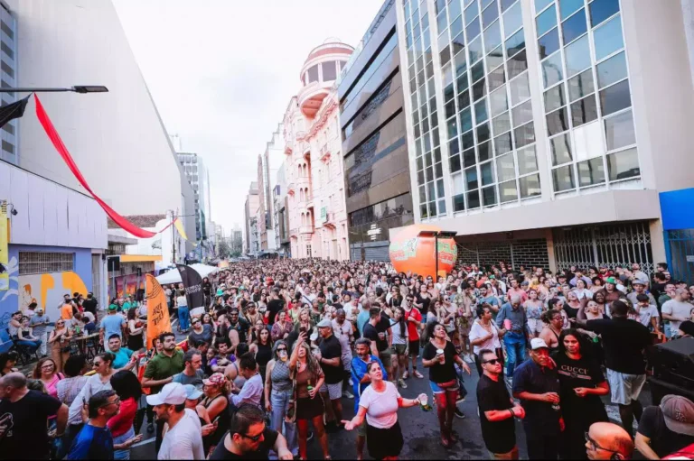 Primeira Oktoberfest de Porto Alegre reuniu grande público no Centro Histórico no Domingo 3 WhatsApp Image 2025 10 05 at 21.25.46
