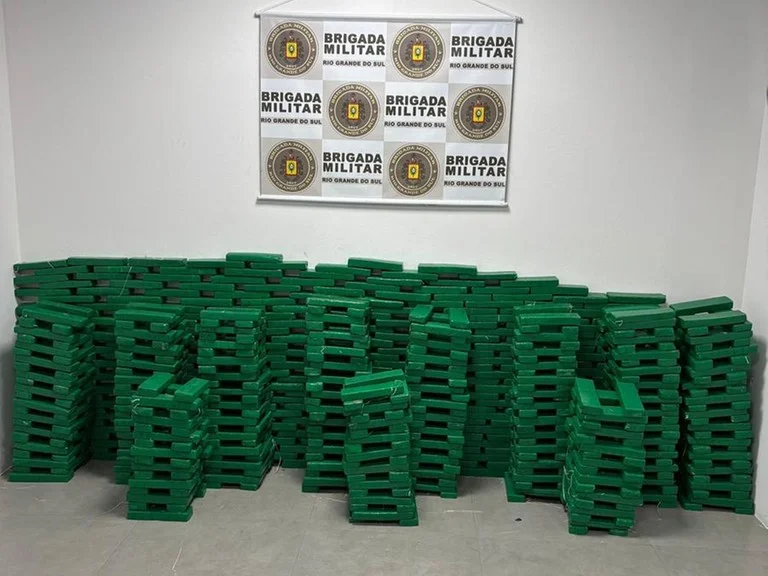 Ao todo, foram apreendidos 746 tijolos de maconha, totalizando 541,4 quilos da droga e dois automóveis. Foto : Brigada Militar / Divulgação / CP