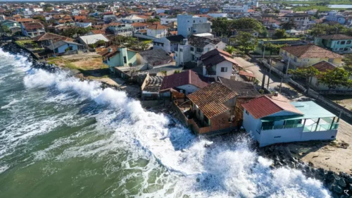 Mar avança e cidades de SC decretam emergência
