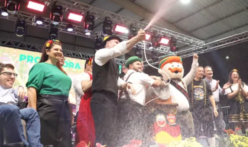 Oktoberfest de Esteio começa com tradicional banho de chope
