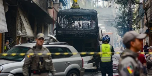 Ônibus atinge carros e pega fogo no Centro Histórico de Porto Alegre