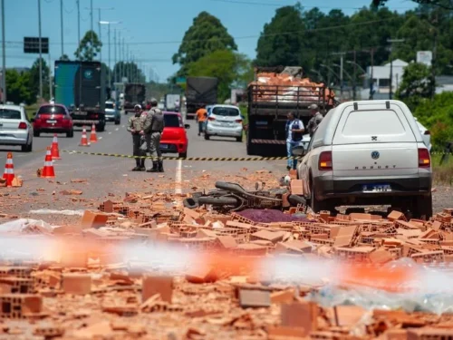 Mortos após carga de tijolos de caminhão cair sobre motocicleta em Gravataí eram irmãos