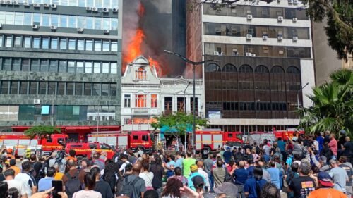 Grande incêndio atinge prédio antigo no Centro Histórico de Porto Alegre