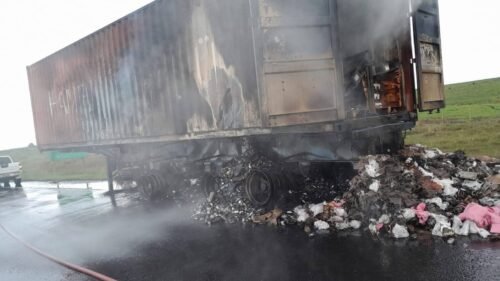 Bombeiros combatem incêndio em carreta carregada de produtos eletrônicos na Rota do Sol