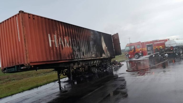 Bombeiros combatem incêndio em carreta carregada de produtos eletrônicos, na Rota do Sol, no trevo de acesso ao distrito de Tainhas 1 Bombeiros combatem incêndio em carreta carregada de produtos eletrônicos na Rota do Sol