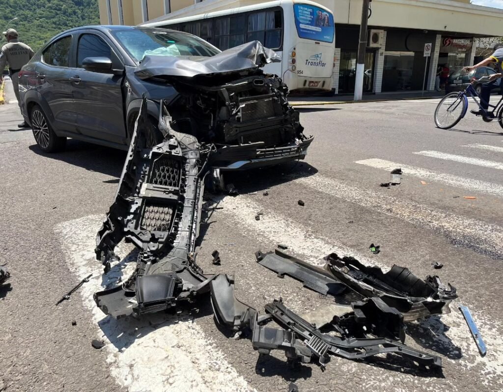 Acidente entre carro e caminhão mobiliza Bombeiros e Brigada Militar no centro de Osório