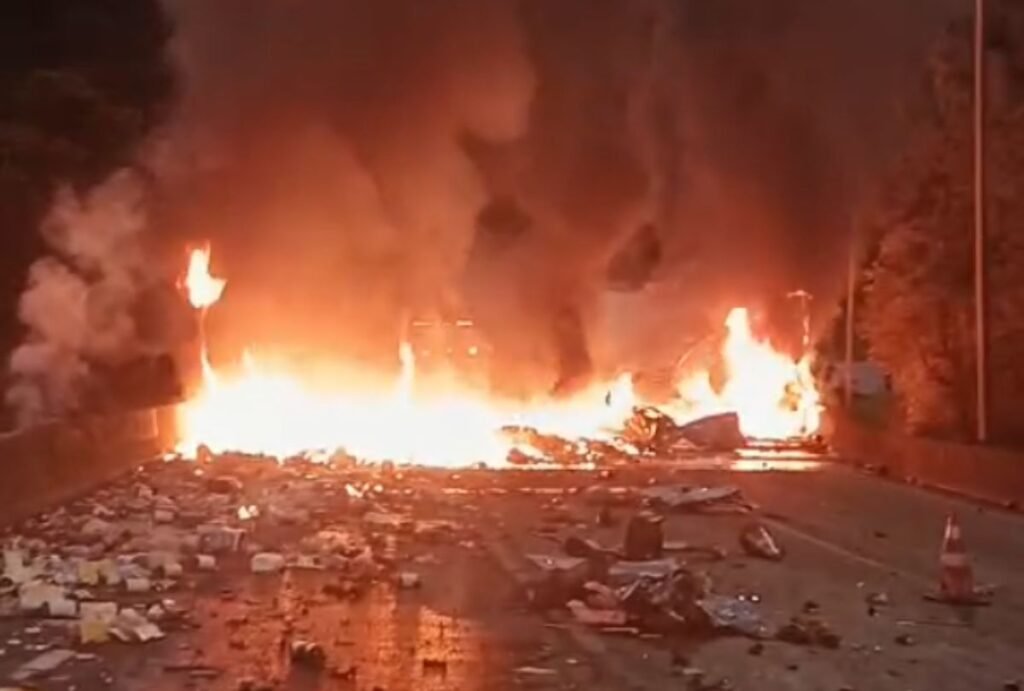 Urgente! Engavetamento entre veículos provoca morte e interdita BR-376