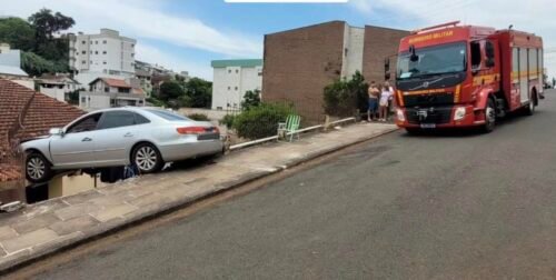 CARRO COM CRIANÇA DENTRO DESCE LADEIRA E ATINGE RESIDÊNCIA EM ERECHIM 3 581965412 1409471071185763 1204009422583580193 n