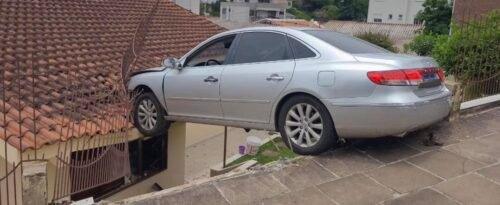 CARRO COM CRIANÇA DENTRO DESCE LADEIRA E ATINGE RESIDÊNCIA EM ERECHIM 2 582729231 1409471101185760 8211626973747850943 n 1