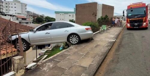 CARRO COM CRIANÇA DENTRO DESCE LADEIRA E ATINGE RESIDÊNCIA EM ERECHIM 4 583870528 1409471057852431 6742593375009491937 n