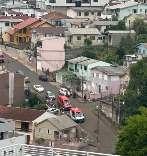 CARRO COM CRIANÇA DENTRO DESCE LADEIRA E ATINGE RESIDÊNCIA EM ERECHIM 1 584465223 1409460911186779 3113770263964834664 n