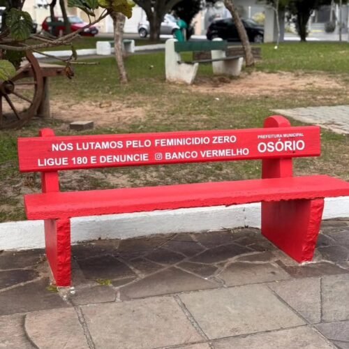 Banco vermelho da Praça das Carretas em Osório tem frase modificada 1 585735607 24864273209911072 4030668022808932683 n