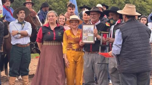 ABERTURA OFICIAL DA 1ª FESTA CAMPEIRA DA QUERÊNCIA DO OURO NEGRO É MARCADA PELA TAÇA CIDADE E HOMENAGEM