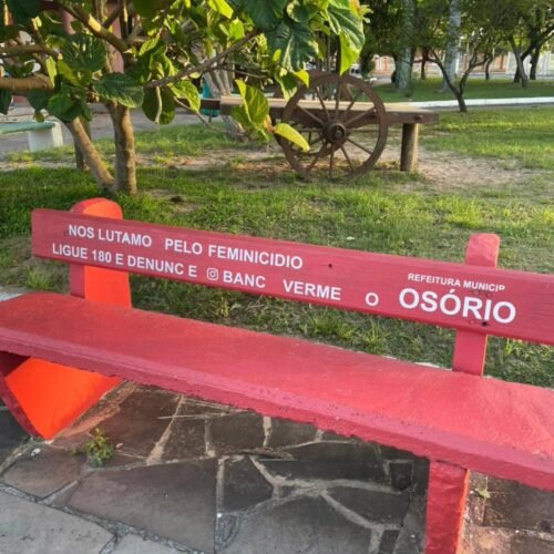 Banco vermelho da Praça das Carretas em Osório tem frase modificada