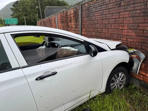 Motorista perde controle e bate em muro após ter frente cortada em Osório 2 588009731 24874375232234203 7916665786030332583 n