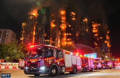 Incêndio em complexo residencial na China, em Hong Kong, avança pela noite