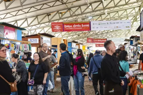 Feira do Livro de Porto Alegre é aberta oficialmente no Centro Histórico