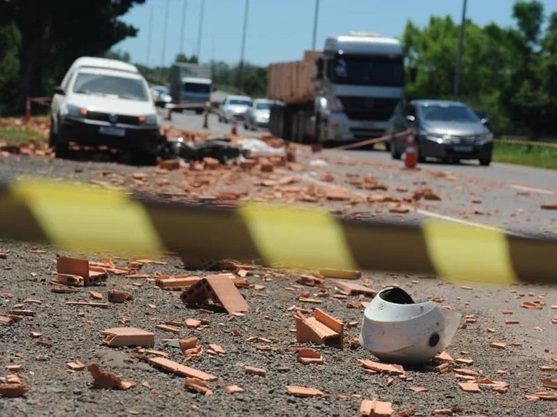 Casal morre após carga de tijolos de caminhão cair sobre moto em Gravataí