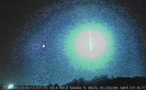 Meteoro explode sobre a divisa entre RS e SC e ilumina céu com brilho intenso