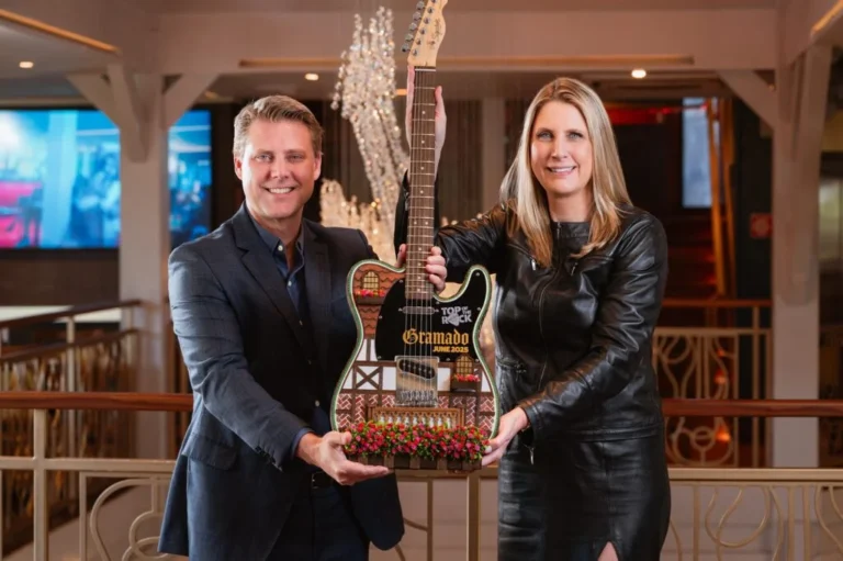 Socios franqueados Gabriela e Guilherme Michaelsen com a guitarra personalizada da premiacao. Creditos Gutsavo Merolli 1024x681 1