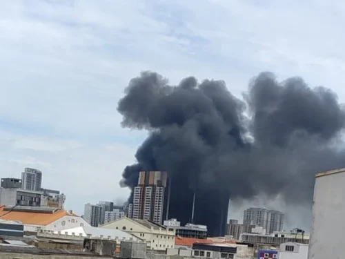 Incêndio atinge galpão de tecidos no Brás, em São Paulo