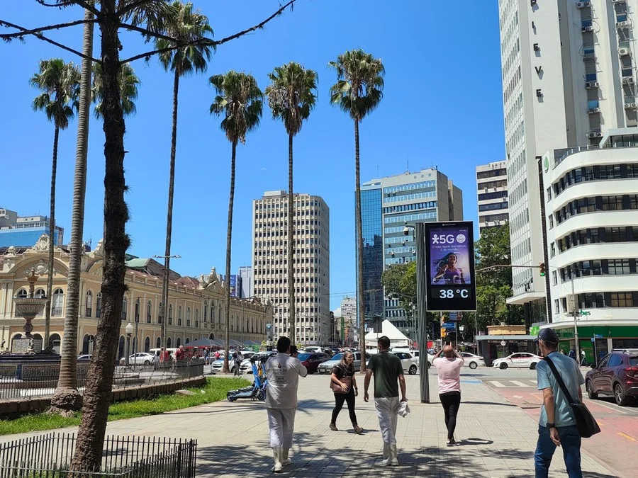 Calor intenso se mantém no RS neste Domingo; parte do estado pode registrar chuva isolada 1 20250204 Calor Relogio de rua marca 38 graus Leticia Heinzelmann Especial CP