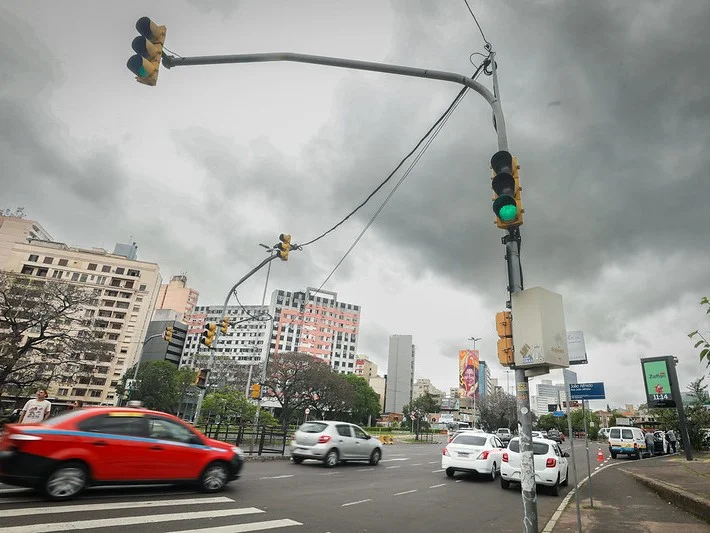Instabilidade persiste nesta sexta-feira no RS, com abafamento e risco de temporais