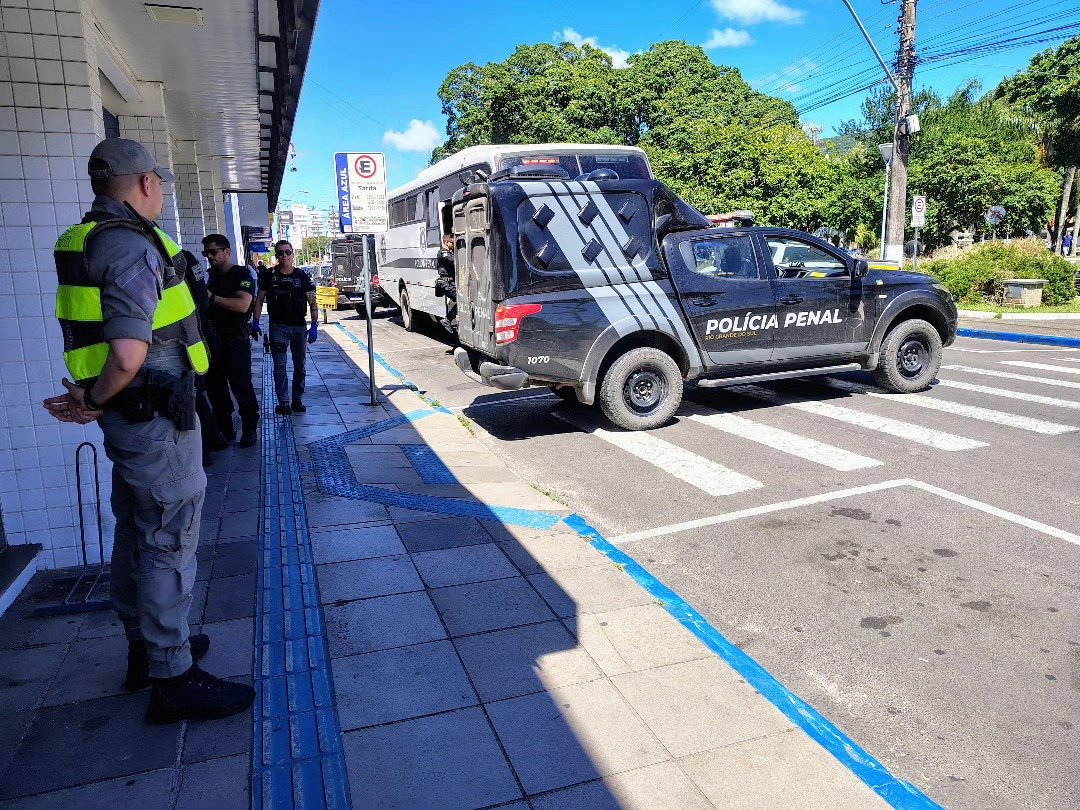 Rua &eacute; fechada no Centro de Os&oacute;rio para condu&ccedil;&atilde;o de detentos &agrave; Caixa Econ&ocirc;mica Federal