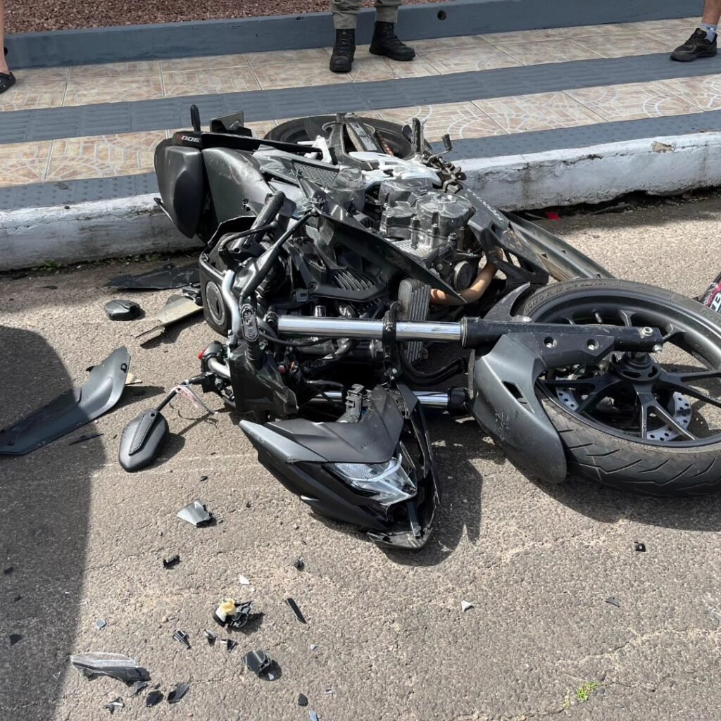 Motociclista fica ferida em acidente no Centro de Os&oacute;rio; motorista foge do local