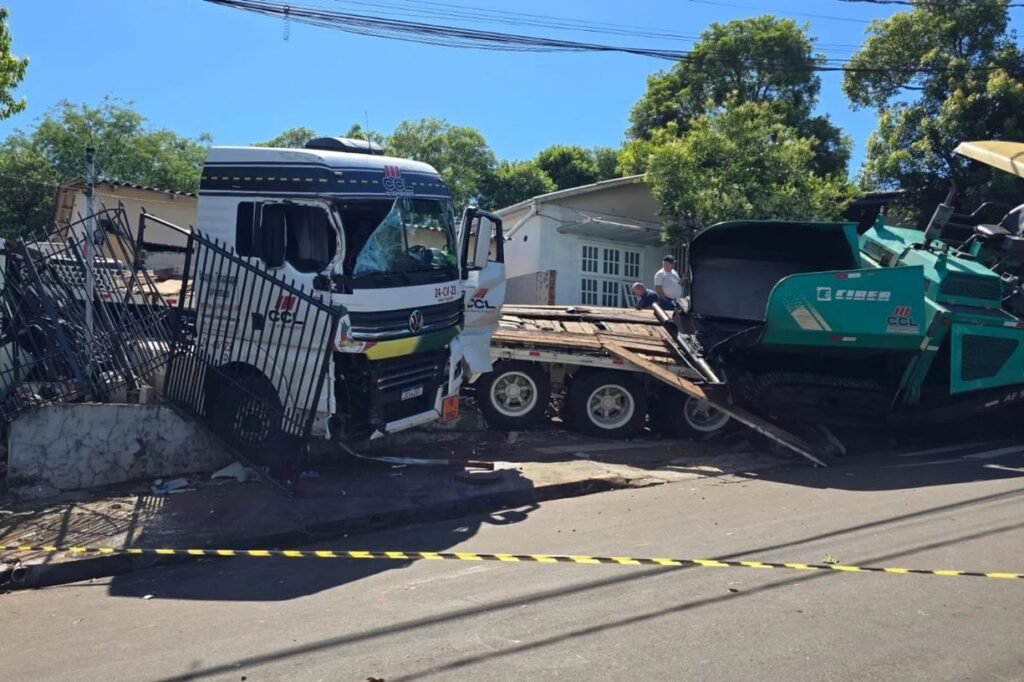 Caminh&atilde;o desgovernado atinge casas e deixa dois feridos em Santa Rosa