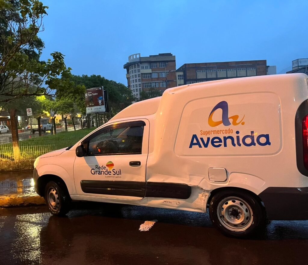 Ve&iacute;culo sobe cal&ccedil;ada ap&oacute;s batida no Centro de Os&oacute;rio