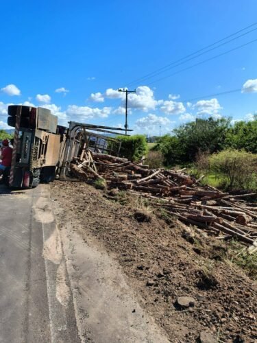 Caminhão carregado com madeira tomba na RST-101, em Osório