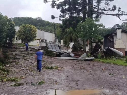Vendaval destelha casas e empresas em Farroupilha, no Rio Grande do Sul