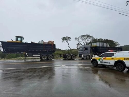 CONDUTOR DE CARRETA NÃO RESPEITA SINALIZAÇÃO E ACABA INTERDITANDO SERRA DO RIO DO RASTRO 1 605063757 1443184291148257 3382770743164624537 n