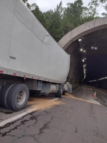Motorista morre em acidente com caminhão na BR-101, em Maquiné