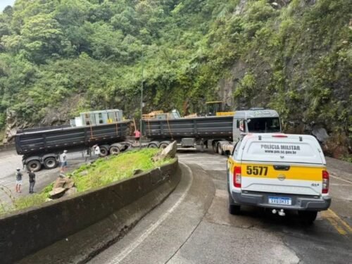 CONDUTOR DE CARRETA NÃO RESPEITA SINALIZAÇÃO E ACABA INTERDITANDO SERRA DO RIO DO RASTRO 2 607178613 1443184294481590 4578595475316537085 n
