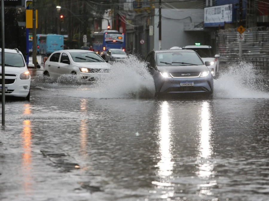 Domingo ser&aacute; de sol mas com possibilidade de chuva forte e temporais no RS