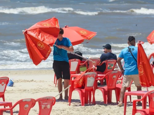 Vento intenso assusta veranistas e faz a alegria de esportistas no Litoral Norte neste Sábado