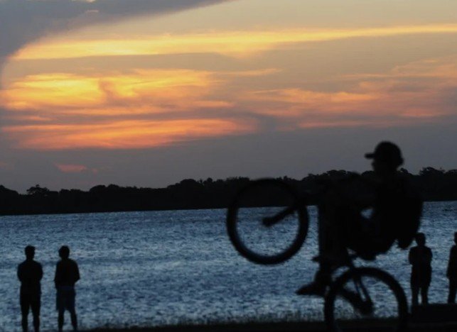 Massa de ar quente garante domingo de sol e calor no RS; mas tem alerta para temporais