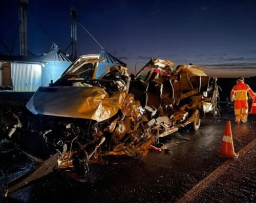 Cinco pessoas morrem após colisão entre caminhão e van na BR-386, em Carazinho