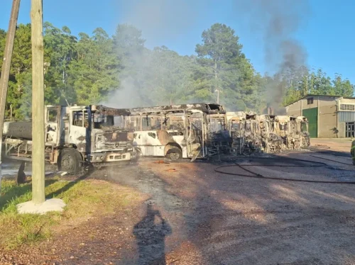 Incêndio atinge cinco ônibus e um caminhão da Cootravipa na zona Sul de Porto Alegre