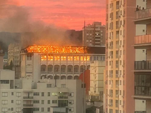 Incêndio de grandes proporções atinge escola em Santa Maria, no centro do Estado