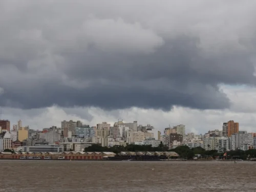 RS terá Domingo de calor intenso antes de virada no tempo com risco de temporais