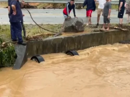 Casal e bebê morrem após carro tentar atravessar rio durante ciclone em SC
