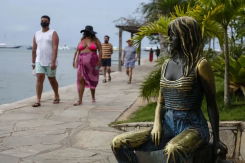 Brigitte Bardot morre aos 91 anos: Relembre relação da atriz com o Brasil 1 estatua brigitte bardot buzios