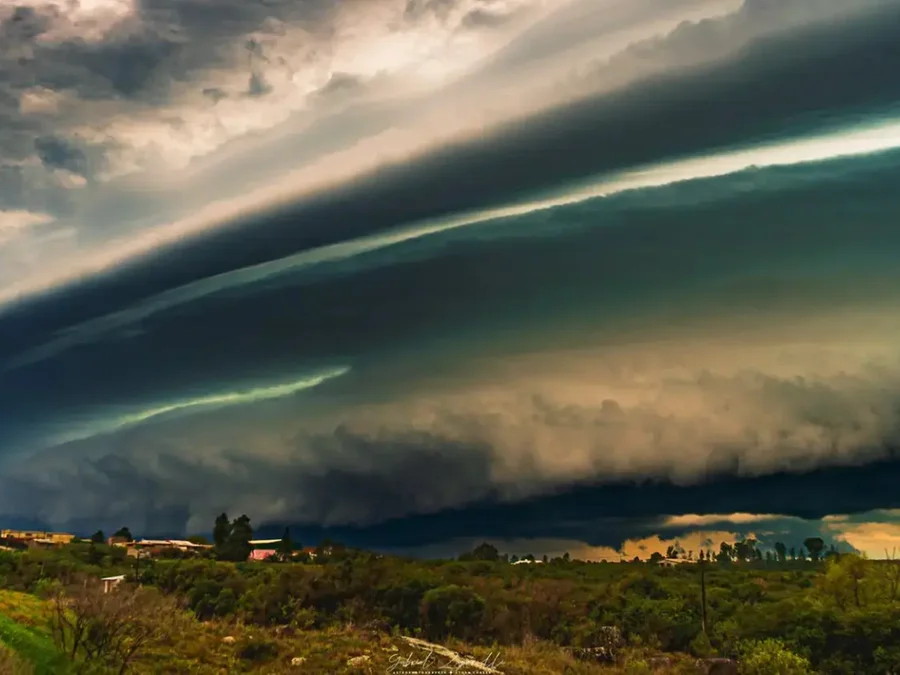 Frente fria gera risco de violentos vendavais no come&ccedil;o da semana no RS