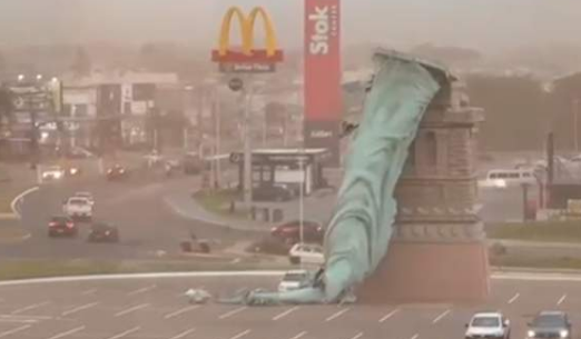 Est&aacute;tua da Havan cai durante temporal em Gua&iacute;ba
