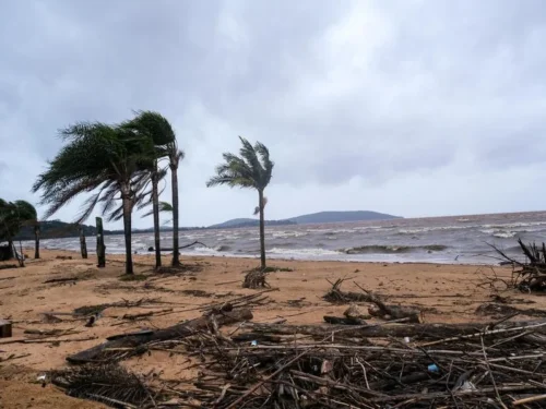Ciclone pode provocar rajadas de vento acima de 100 km/h nesta Quarta-feira no RS