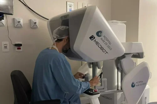 Hospital de Porto Alegre realiza primeira cirurgia de coração com uso de equipamento robótico no RS